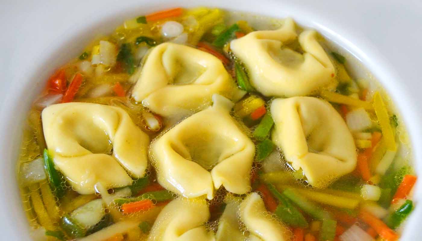 Receta de sopa de verdura y tortellini - Menú de recetas ligeras (bajas en calorías) 