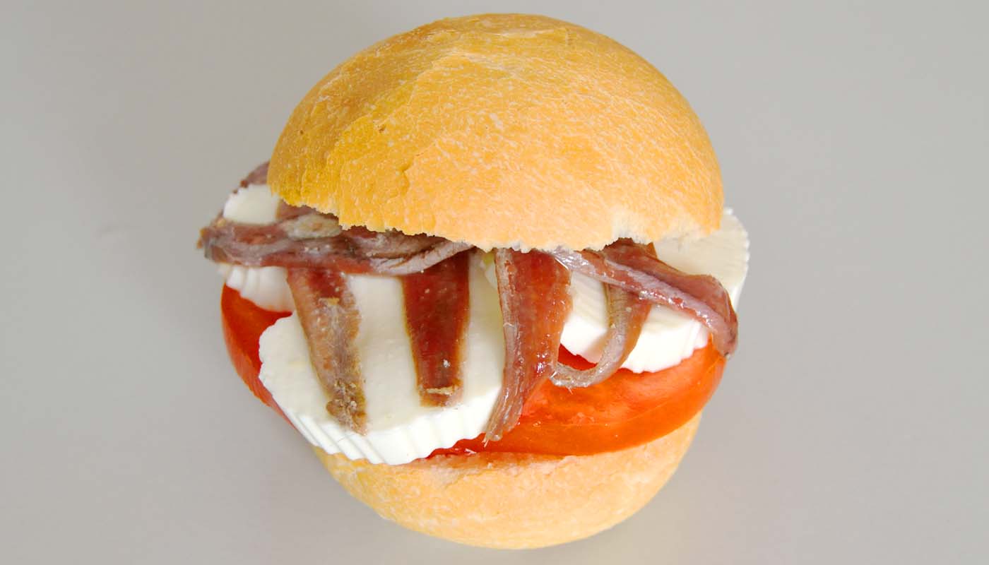 Receta de mini bocadillo de anchoas, queso y tomate