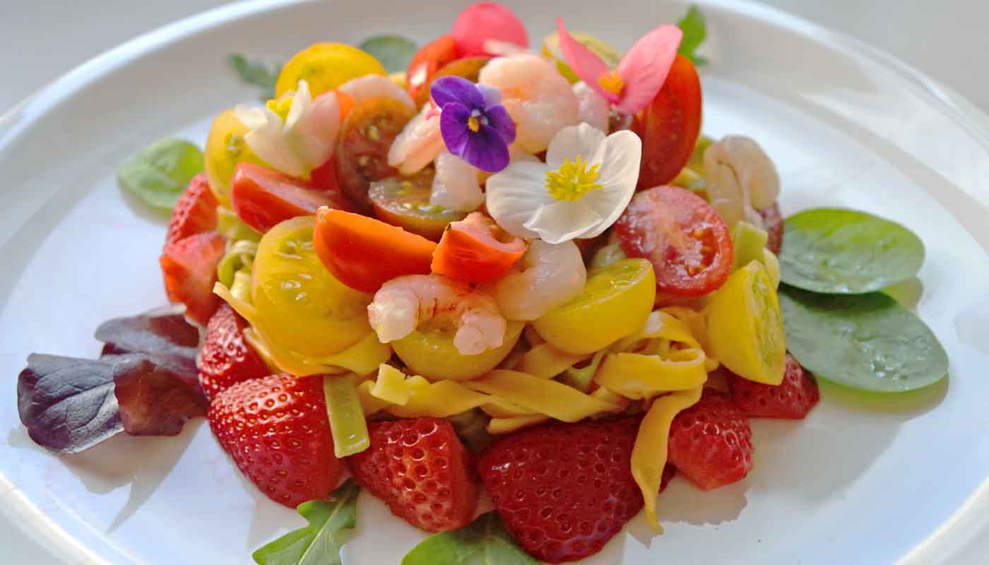 Receta de ensalada de fresas, pasta y flores de primavera