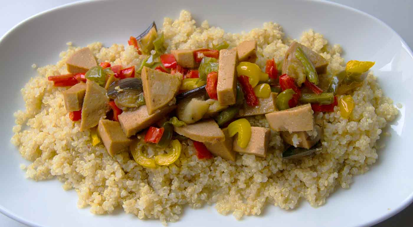 Receta de wok de carne vegetal con pimientos a la soja y quinua - recetas veganas desde ecovegetariano.com