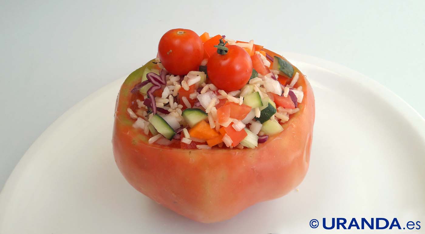 Receta de tomates rellenos de ensalada de arroz - recetas veganas desde ecovegetariano.com